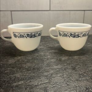 Set of 2 Pyrex coffee cups OLD TOWN BLUE. BLUE ONION 6 oz like new.